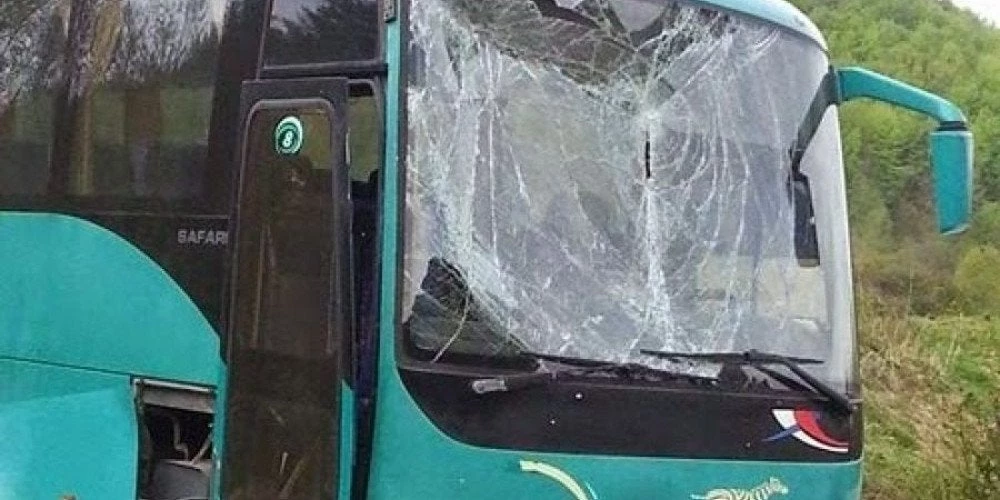 Τουριστικό λεωφορείο συγκρούστηκε με ΙΧ στη Θεσσαλονίκη – Απεγκλωβίστηκαν 50 επιβάτες!